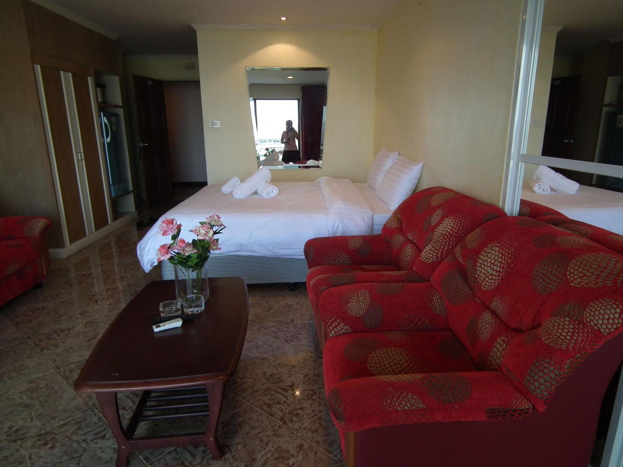 Abricole At Pattaya Hill Apartment Bagian luar foto