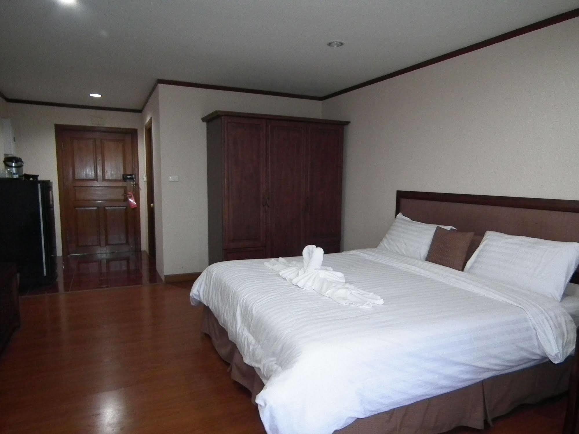 Abricole At Pattaya Hill Apartment Bagian luar foto