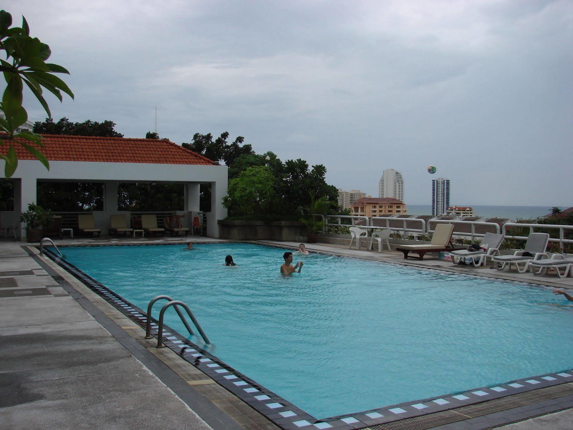 Abricole At Pattaya Hill Apartment Bagian luar foto