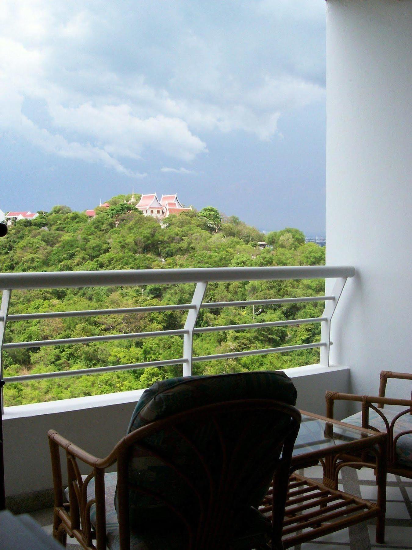 Abricole At Pattaya Hill Apartment Bagian luar foto