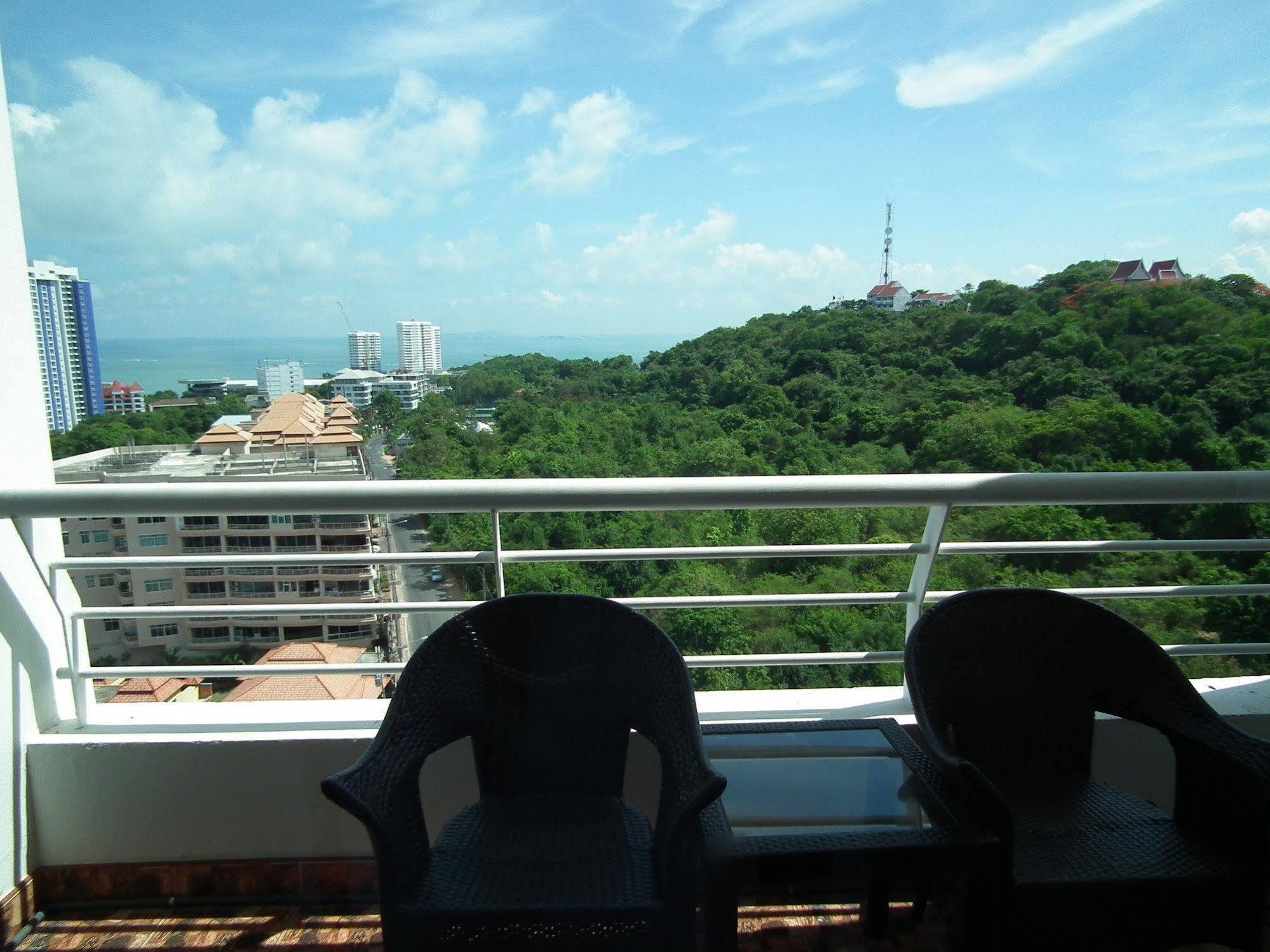 Abricole At Pattaya Hill Apartment Bagian luar foto