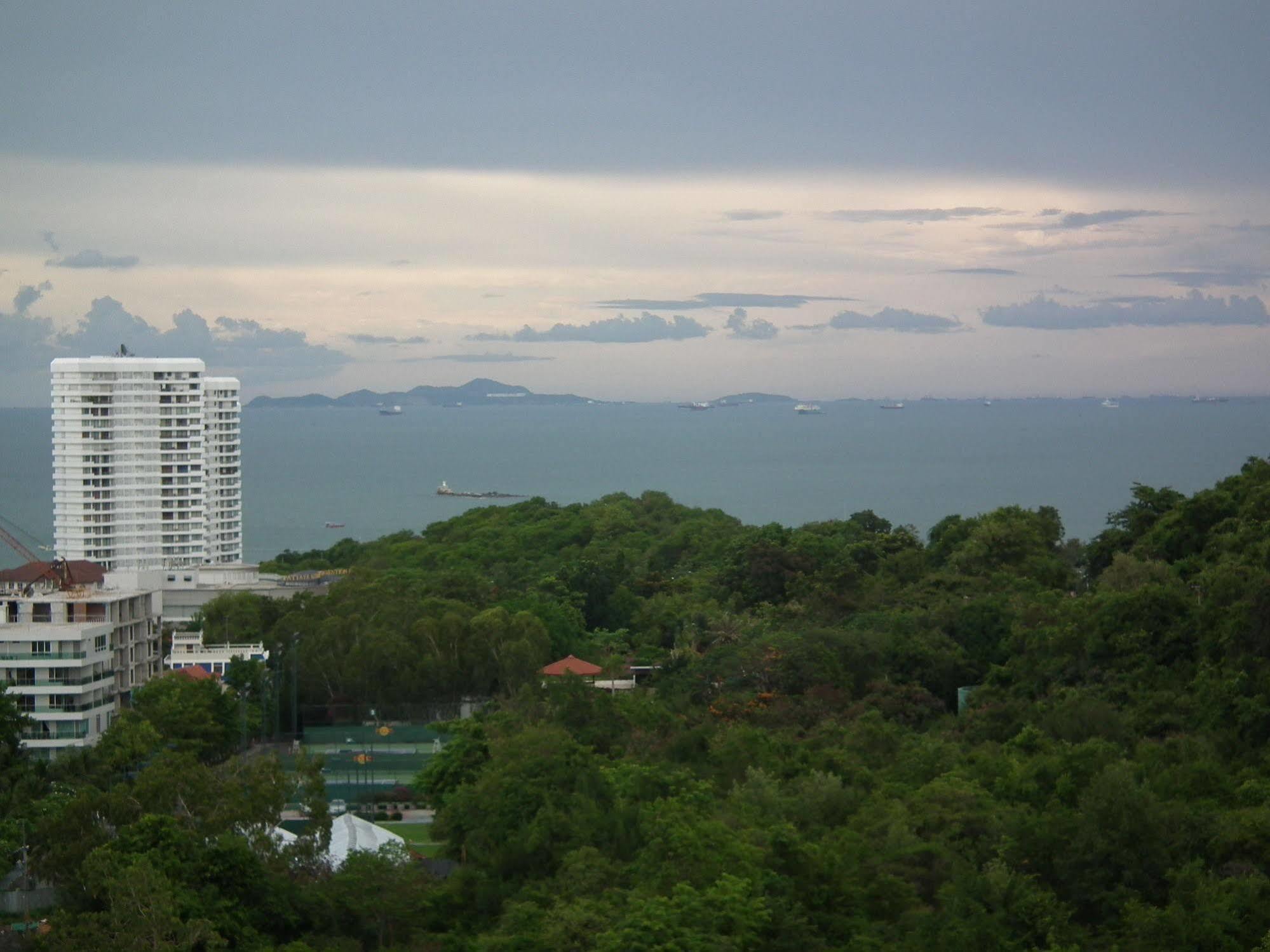 Abricole At Pattaya Hill Apartment Bagian luar foto