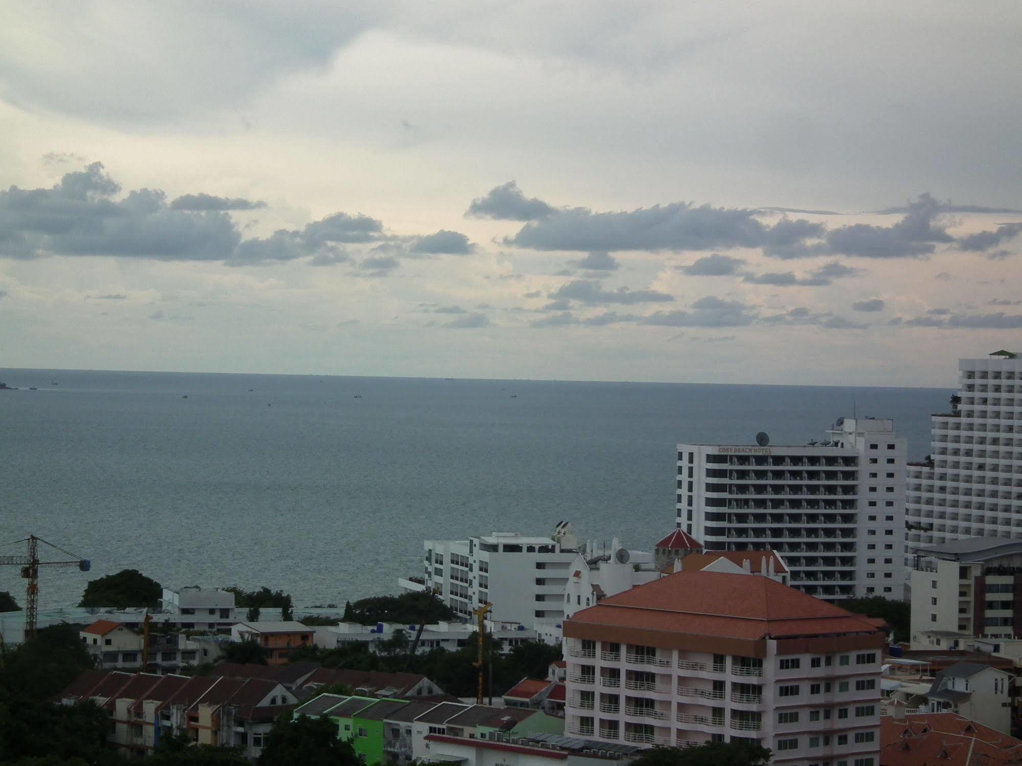 Abricole At Pattaya Hill Apartment Bagian luar foto